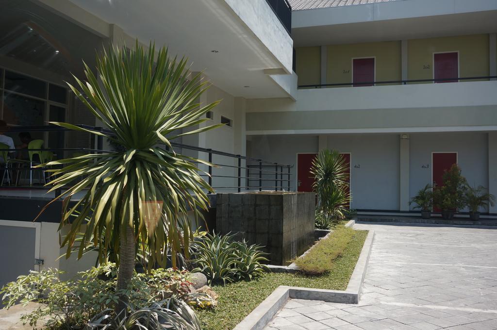 Rumah Cassa Guest House Surabaya Exterior foto