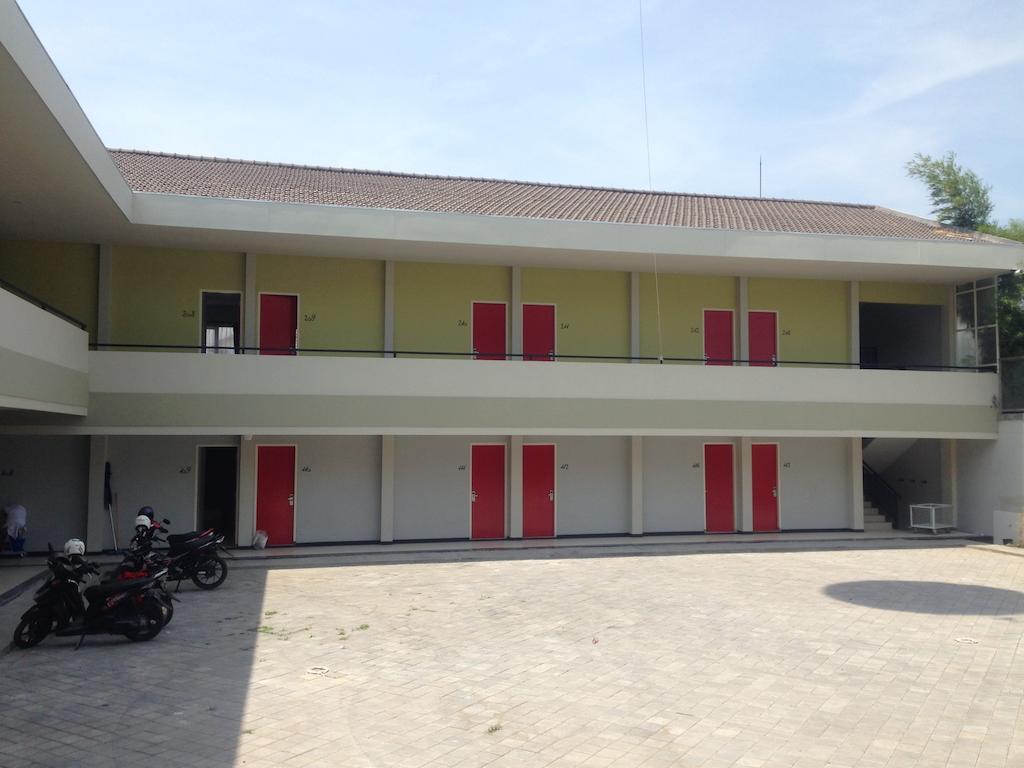 Rumah Cassa Guest House Surabaya Exterior foto